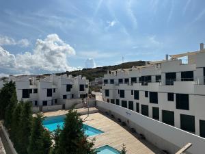 Bazén v ubytování MARINA 24 by SOM Menorca nebo v jeho okolí