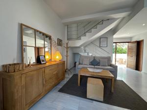 uma sala de estar com um sofá e uma mesa em MARINA 24 by SOM Menorca em Fornells