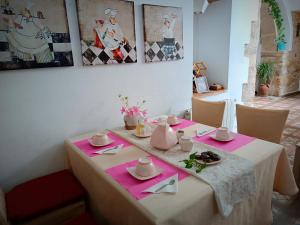 a table with pink napkins and dishes on it at 25 de Abril in Santa Cruz de la Sierra