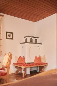 Habitación con mesa, silla y silla en Haus Ranker, en Reit im Winkl