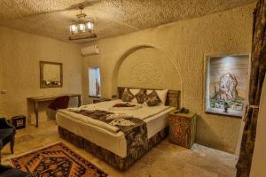 um quarto com uma cama grande num quarto em CaveAdocia em Nevşehir