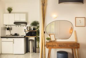 Köök või kööginurk majutusasutuses Private Studio Apartment, Unique Location - Sea View