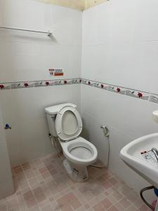 La salle de bains est pourvue de toilettes et d'un lavabo. dans l'établissement Thong Sai Homstay BETONG -ทองใสโฮมสเตย์-, à Betong
