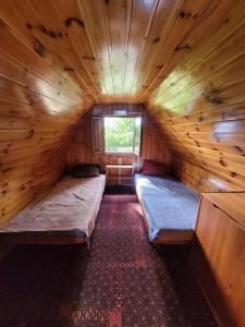Habitación con 2 camas en una cabaña de madera en Chata u Maxů, 