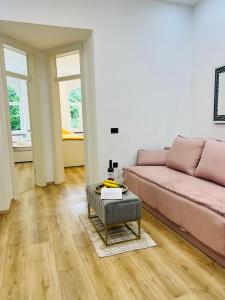 ein Wohnzimmer mit einem Sofa und einem Tisch in der Unterkunft City Apartment Chiara in Maribor