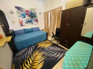 ein Schlafzimmer mit einem Bett und einem Schreibtisch mit einer Zebra-Decke in der Unterkunft MARIDA HOMESTAY MusIim Only in Seremban