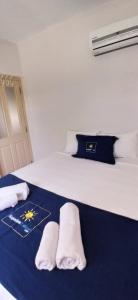 sypialnia z łóżkiem z ręcznikami w obiekcie Villa Plaj w mieście Kusadası