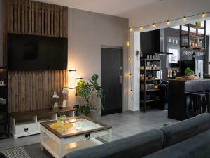 Televízia a/alebo spoločenská miestnosť v ubytovaní Apartament MT Badger Centrum