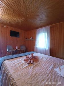 - un grand lit avec une serviette dans l'établissement Casa Soveja Rucareni, à Soveja