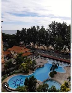 an overhead view of a pool at a resort at Homestay Pantai Puteri in Kampong Bukit Darat