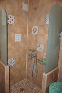 y baño con ducha y puerta de cristal. en Seaside Cottage, en Kato Daratso