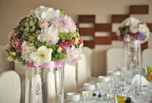 a vase filled with flowers on top of a table at Hotel Luzino in Luzino