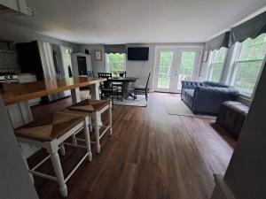 uma sala de estar com uma mesa e um sofá em A privately located home/ newly renovated on National Forest a one of a kind. em Conway