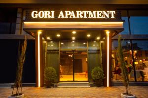 uma loja em frente a um apartamento de tribunal à noite em Gori Apartments em Gori