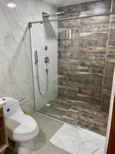 a bathroom with a shower and a toilet at Hermoso apartamento en el corazon del carnaval in Barranquilla