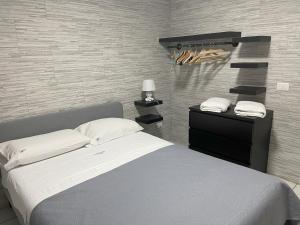 ポンテカニャーノにあるVilla Avvocato Catapanoのベッドルーム1室(ベッド1台、ランプ付きテーブル付)
