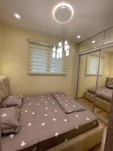 um quarto com uma cama com corações em 1 Bedroom stylish apartment in TSUM em Tashkent