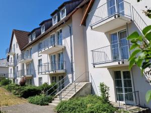 eine Reihe von Apartmentgebäuden mit Balkonen in der Unterkunft Hotel Siebeneichen  in Meißen