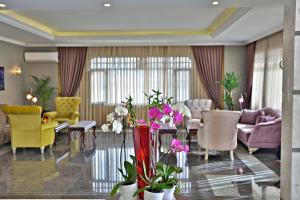 uma sala de estar com cadeiras e uma mesa com flores em Hotel Bon Garden City em Silivri