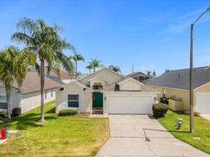 a house with a garage and palm trees at Amazing 4 Bedrooms 3 Bath with private pool, near Disney and Universal! in Davenport