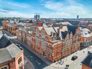 eine Luftansicht einer Stadt mit Gebäuden in der Unterkunft The Pocklington - The Guild Suite in Leicester