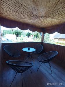 - une table et des chaises dans une chambre avec fenêtre dans l'établissement Casa Soveja Rucareni, à Soveja