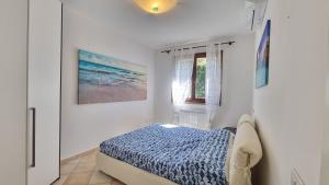 a bedroom with a bed and a window at Appartamento Blu Relax in Capoliveri