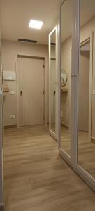 una stanza vuota con una porta e due specchi di Casa Natura a Castione della Presolana