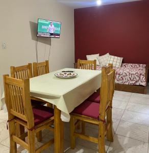 comedor con mesa, sillas y TV en Depto Centro en San Luis