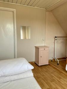 een slaapkamer met een wit bed en een tafel bij Pas Ireną Šventojoje in Palanga +12 foto's