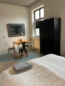 TV a/nebo společenská místnost v ubytování Room 7 - Hawkraft kulturhotel + 16 fotografií