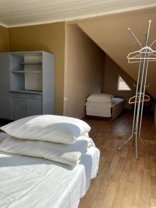 twee bedden in een kamer met een zolder bij Pas Ireną Šventojoje in Palanga