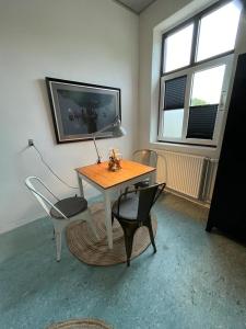 TV a/nebo společenská místnost v ubytování Room 7 - Hawkraft kulturhotel