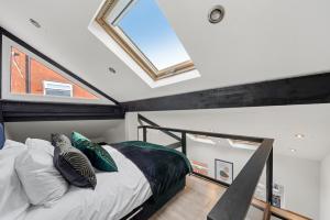 um quarto com uma cama e uma janela em New York Living in Yorkshire - Sleeps 4 em Castleford