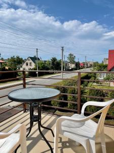 een tafel en twee stoelen op een balkon bij Pas Ireną Šventojoje in Palanga
