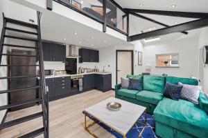 een woonkamer met een groene bank en een tafel bij New York Living in Yorkshire - Sleeps 4 in Castleford