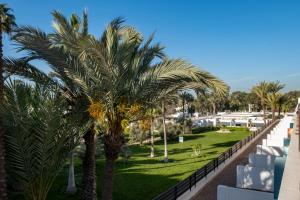 uma vista a partir da varanda de um resort com palmeiras em Allegro Agadir em Agadir