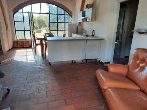 a kitchen with a couch and a table in a room at Casavacanzepisa in San Giuliano Terme