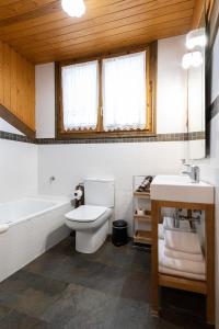 Koupelna v ubytování Apartamentos Casa Pichuana + 37 fotografií