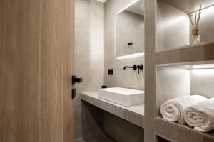 y baño con lavabo blanco y espejo. en La Maison Suites en Zakynthos