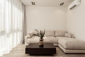 una sala de estar con un sofá y una mesa en La Maison Suites, en Zakynthos 25 fotos más
