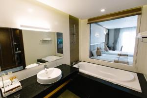 Phòng tắm tại Duc Huy Grand Hotel