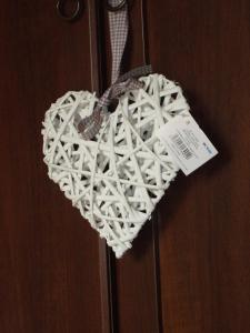 スビアーコにあるIl casale di Pino e Ritaの心臓形の物体がドアに吊り下げられている