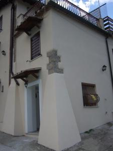 un edificio blanco con una escalera lateral en Il casale di Pino e Rita, en Subiaco