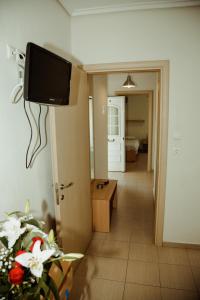 皮加迪基亞的住宿－阿薩酒店，墙上配有平面电视的房间
