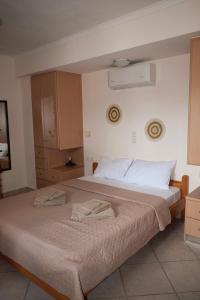 sypialnia z łóżkiem z dwoma ręcznikami w obiekcie Tranquil Apartments w mieście Naksos