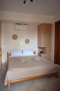 sypialnia z dużym łóżkiem w pokoju w obiekcie Tranquil Apartments w mieście Naksos