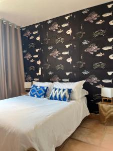 Hotel Princesse D'Azur في سانت ماكسيم: غرفة نوم بسرير بجدار اسود