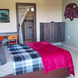sypialnia z łóżkiem z czerwonym kocem w obiekcie Casal.20 Studios Flats w mieście Cabo de Santo Agostinho
