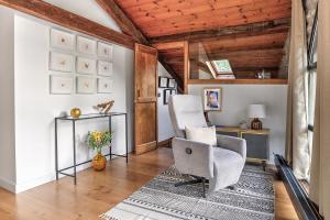 a living room with two chairs and a table at LIV HOME in Gijón